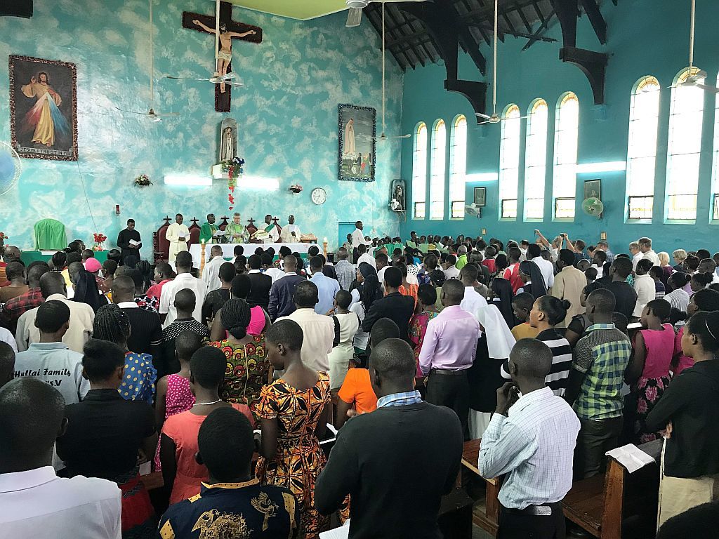 viele Menschen aus Österreich und Afrika in einer Kirche in Afrika